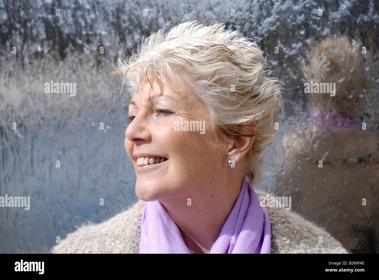 Attraente donna matura godendo il sole su una giornata invernale Foto Stock