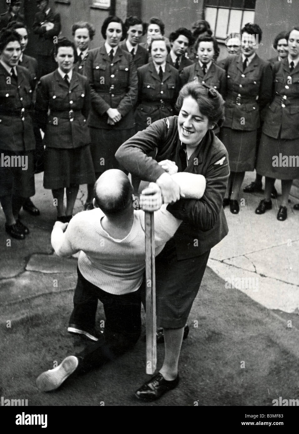 Auto-difesa dei membri della British Womens Royal Airforce apprendimento polizia autodifesa circa 1942 Foto Stock