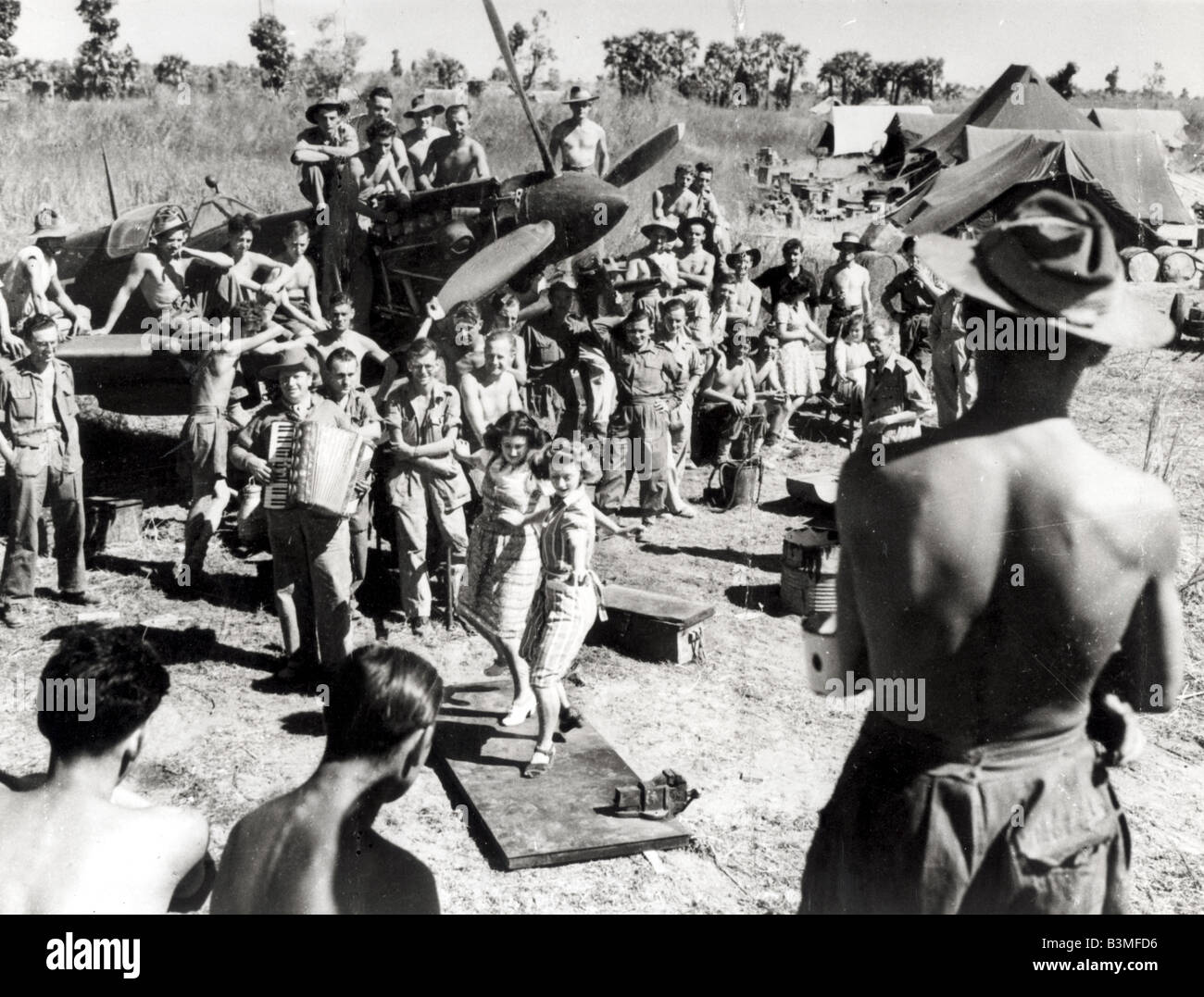 Soci dell'ENSA - vedere la descrizione riportata di seguito - intrattenere Allied aeronautica militare in Estremo Oriente zona di guerra Foto Stock