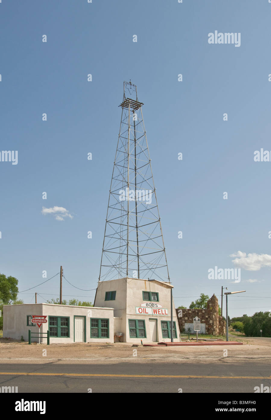 Texas Matador Bob s olio e storica stazione gas torre costruita nel 1930 s come strada attrazione turistica Foto Stock