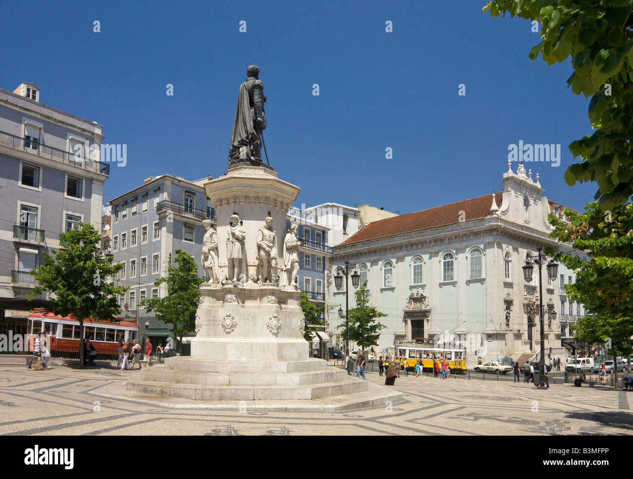 Portogallo Lisbona il Largo Luis de Camoes square statua del poeta e tram nel quartiere Bairro Alto Foto Stock