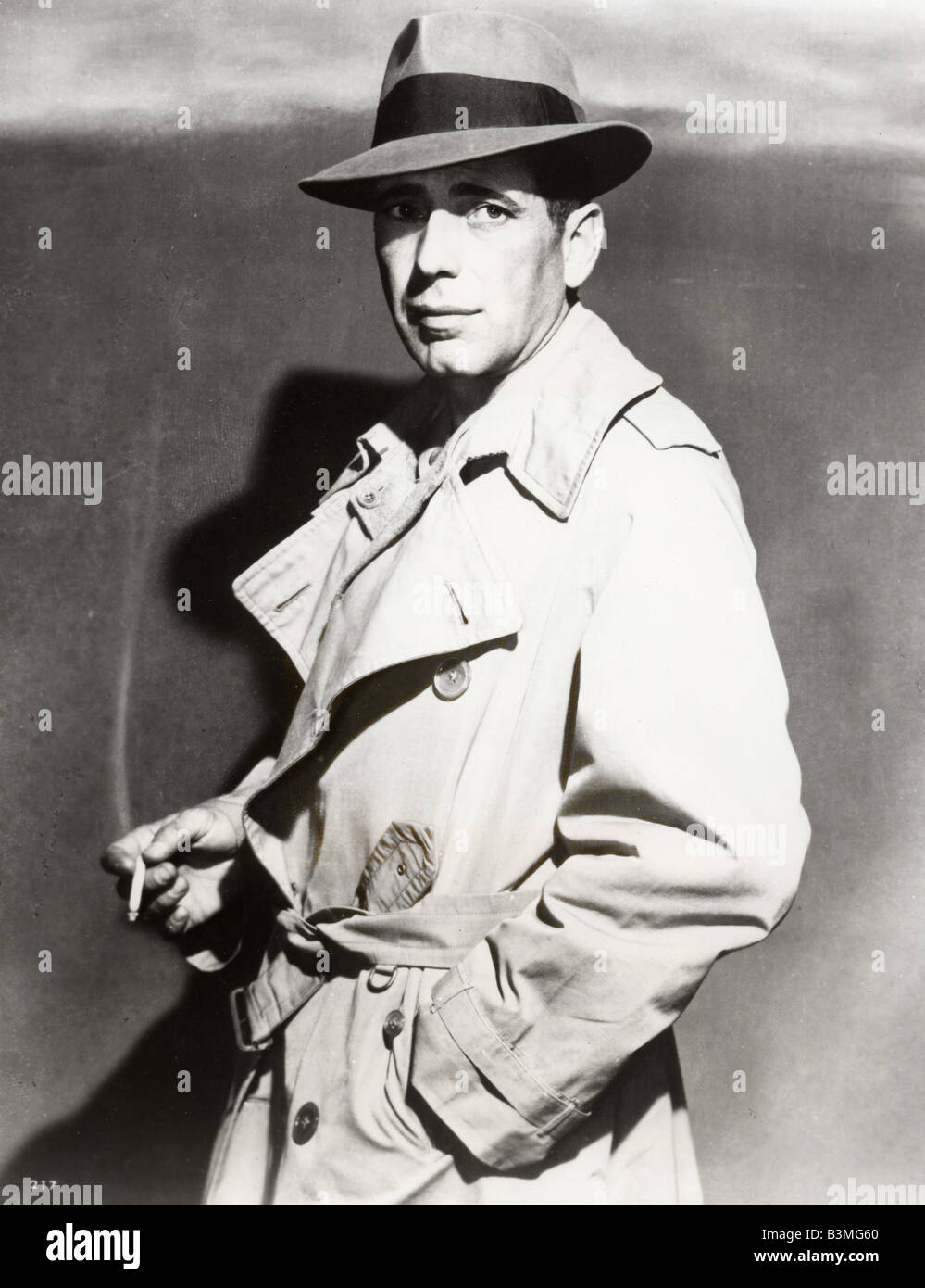 HUMPHREY BOGART noi attore di cinema nel suo iconico trench coat Foto Stock