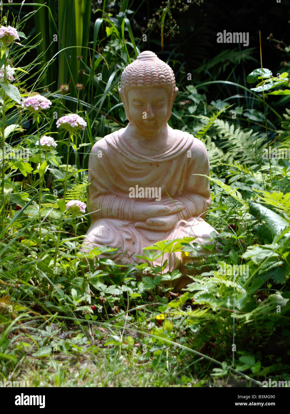 Buddhastatue im Garten, statua di Buddha in giardino Foto Stock