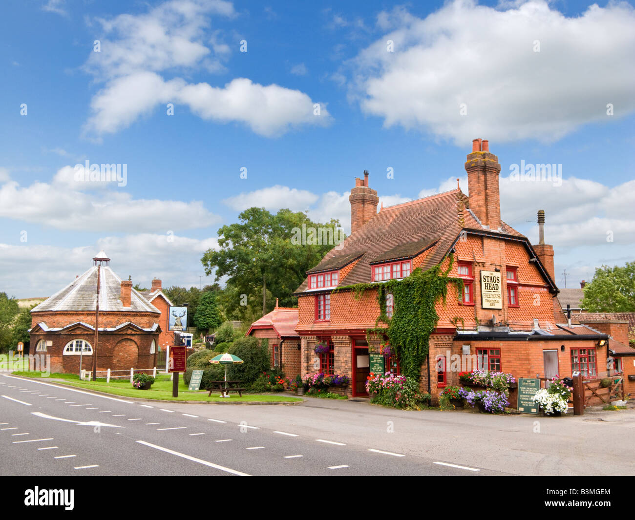 Country pub - Il Stags Head e chiesa Hall di Burwell, Lincolnshire, England, Regno Unito Foto Stock