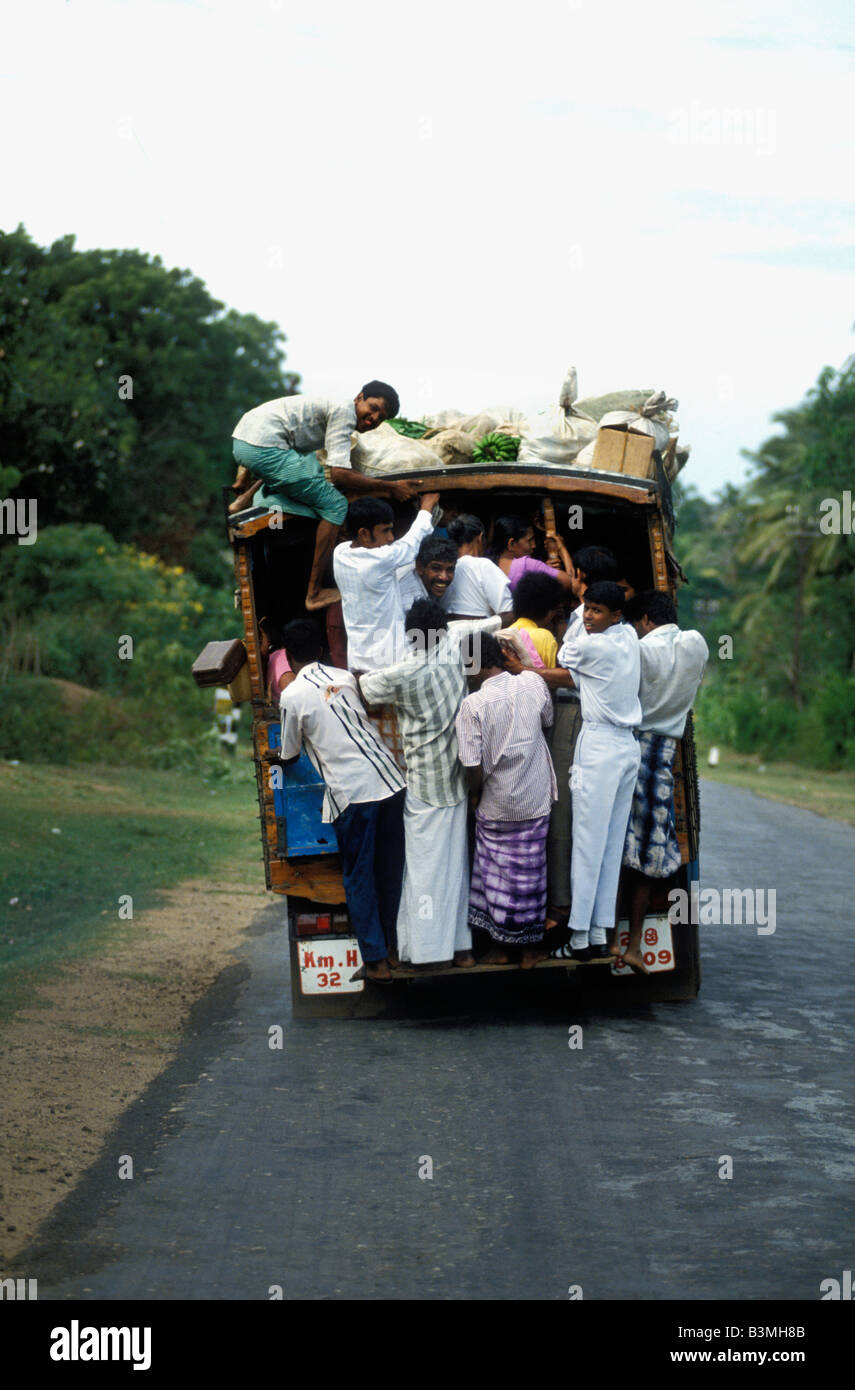 Affollata autocarro trasporta persone in Sri Lanka campagna Foto Stock