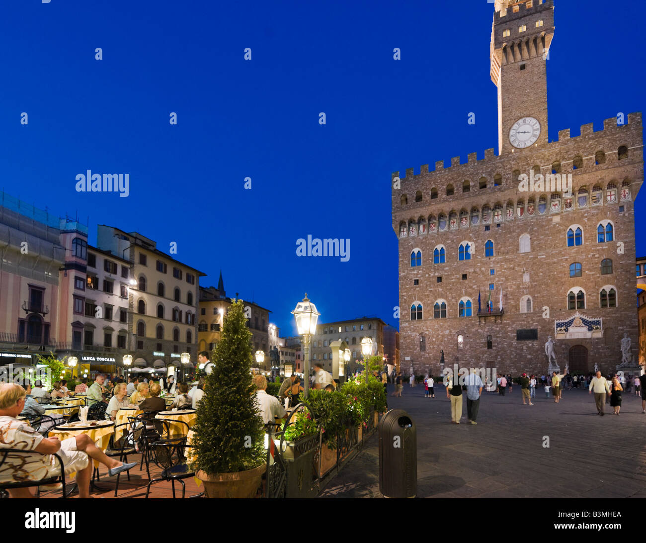 Cafe di notte davanti a Palazzo Vecchio in Piazza della Signoria, Firenze, Toscana, Italia Foto Stock