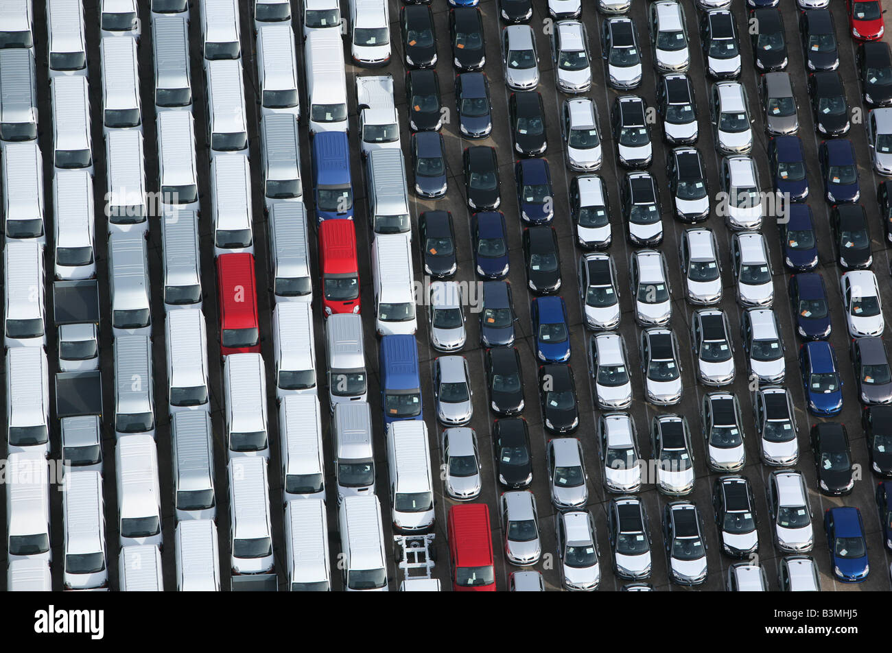 Auto e furgoni schierate a Southampton docks. Foto Stock