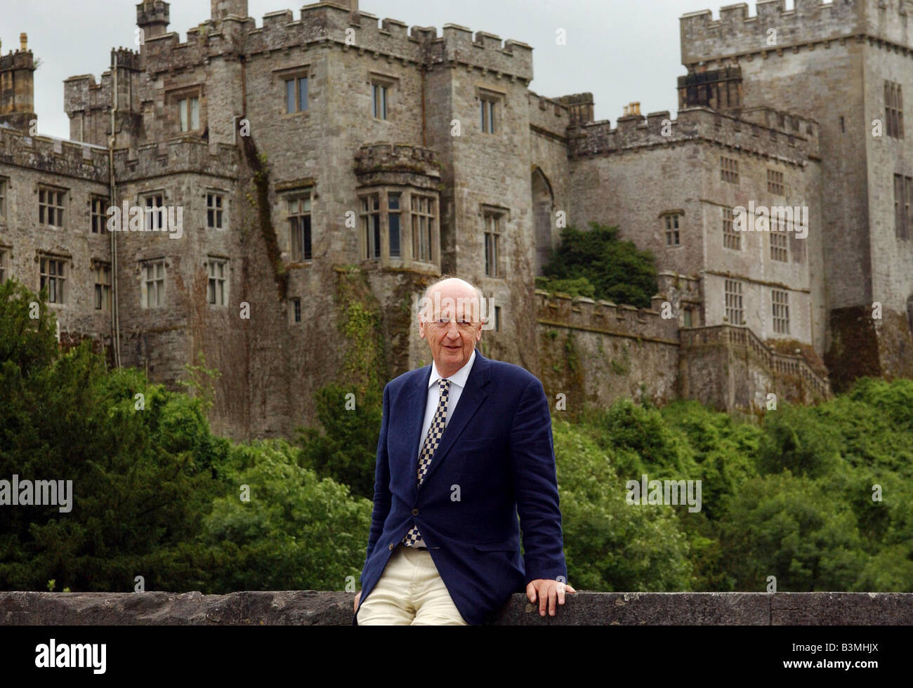 Peregrine Andrew Mornay Cavendish, XII Duca di Devonshire, nella sua casa di Lismore Castle, Lismore, Co. Waterford. Foto Stock