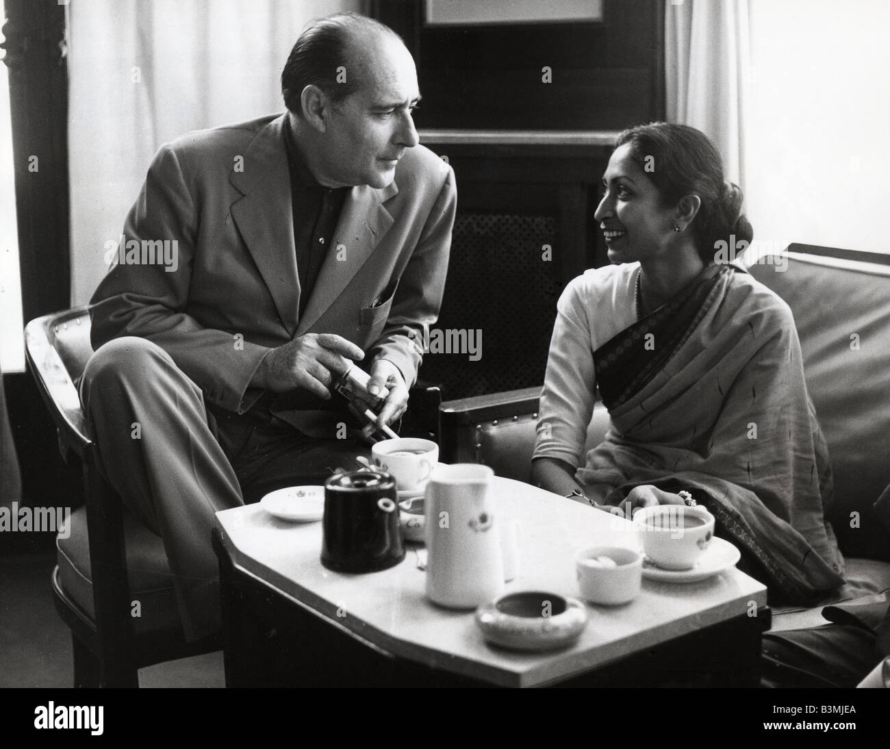 Roberto Rossellini regista italiano con sua moglie Sonali Foto Stock