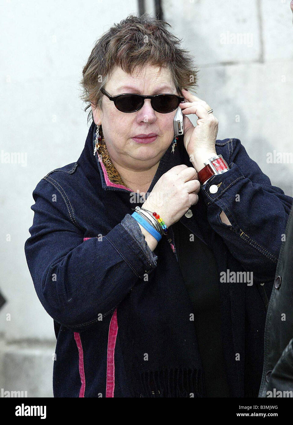 Comedienne Jo Brand al funerale di presentatore e comico Malcolm Hardee presso il St Alfege Chiesa mirrorpix Greenwich Foto Stock