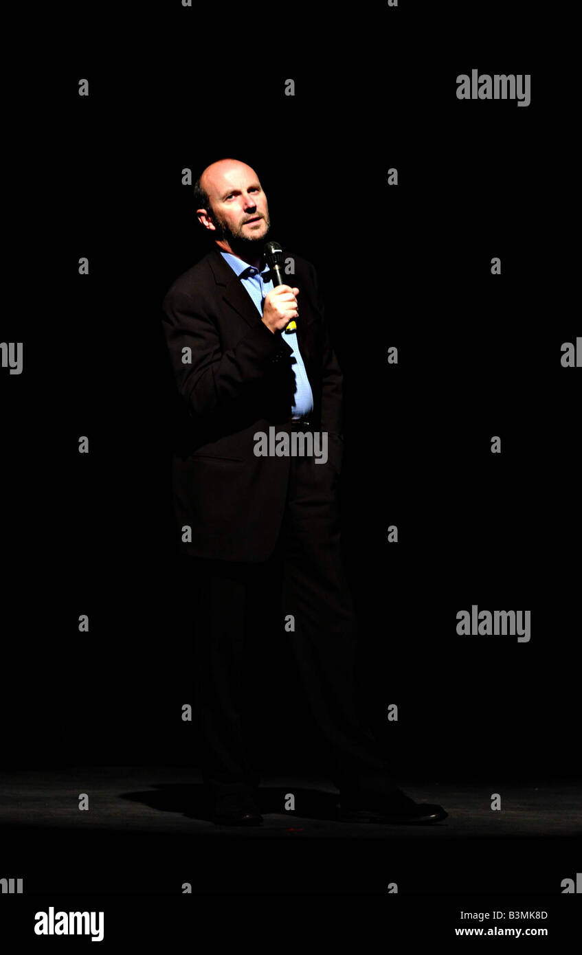 Fred MacAulay sul palco a Cumbernauld teatro Maggio 2003 mirrorpix Foto Stock