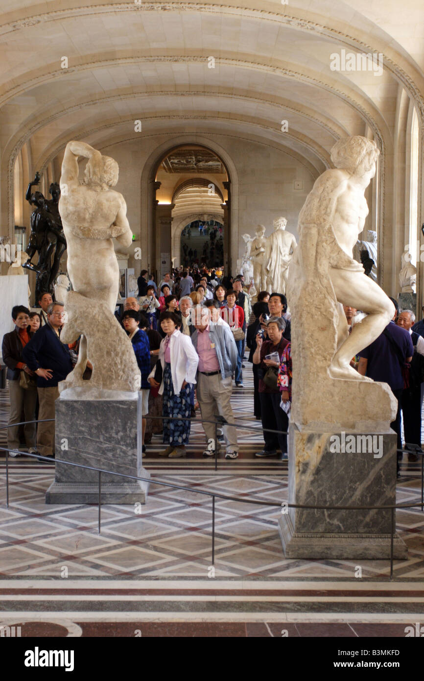 Francia Paris folla ammirando le opere di arte al Musee du Louvre di Parigi Foto Stock