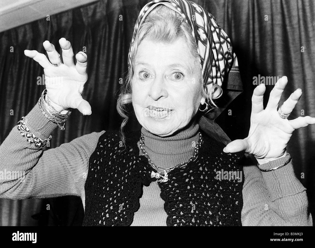 Molly Weir radio e TV presentatore autore a braccia alzate artigliando Foto Stock