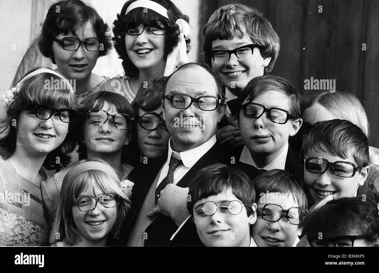 Eric Morecambe comico con i bambini sul set di ripresa 1979 per Anglia programma TV Foto Stock