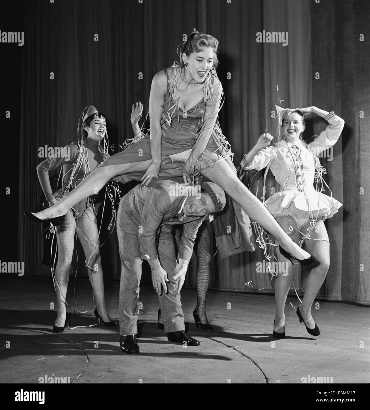 Il comico Norman saggezza con membri del cast del suo pantomime la lampada meravigliosa 1956 mirrorpix Foto Stock