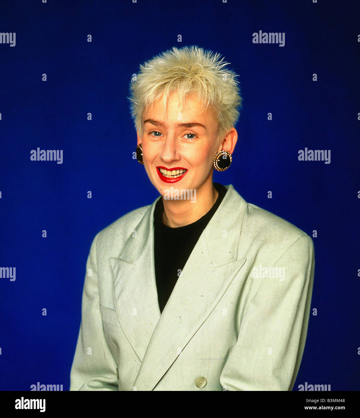 Muriel Gray il presentatore TV indossando giacca beige e nero superiore del  ponticello orecchini Foto stock - Alamy