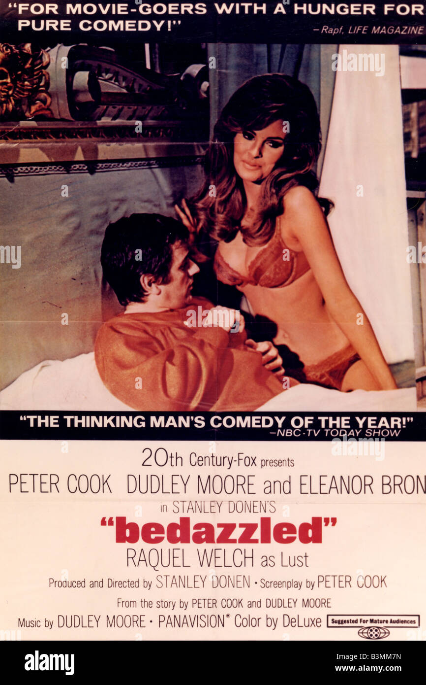 BEDAZZLED Poster per 1967 TCF film con Raquel Welch e Peter Cook Foto Stock