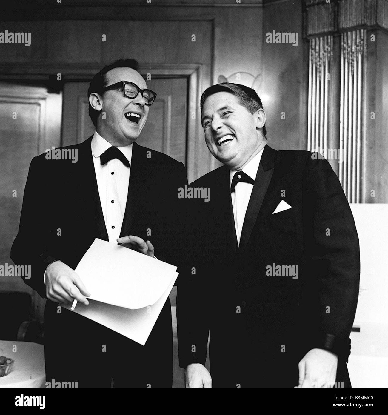 Morecambe e saggio Dicembre 1963 Eric Morecambe comico Ernie Wise comico sul palco durante una routine di Commedia Foto Stock