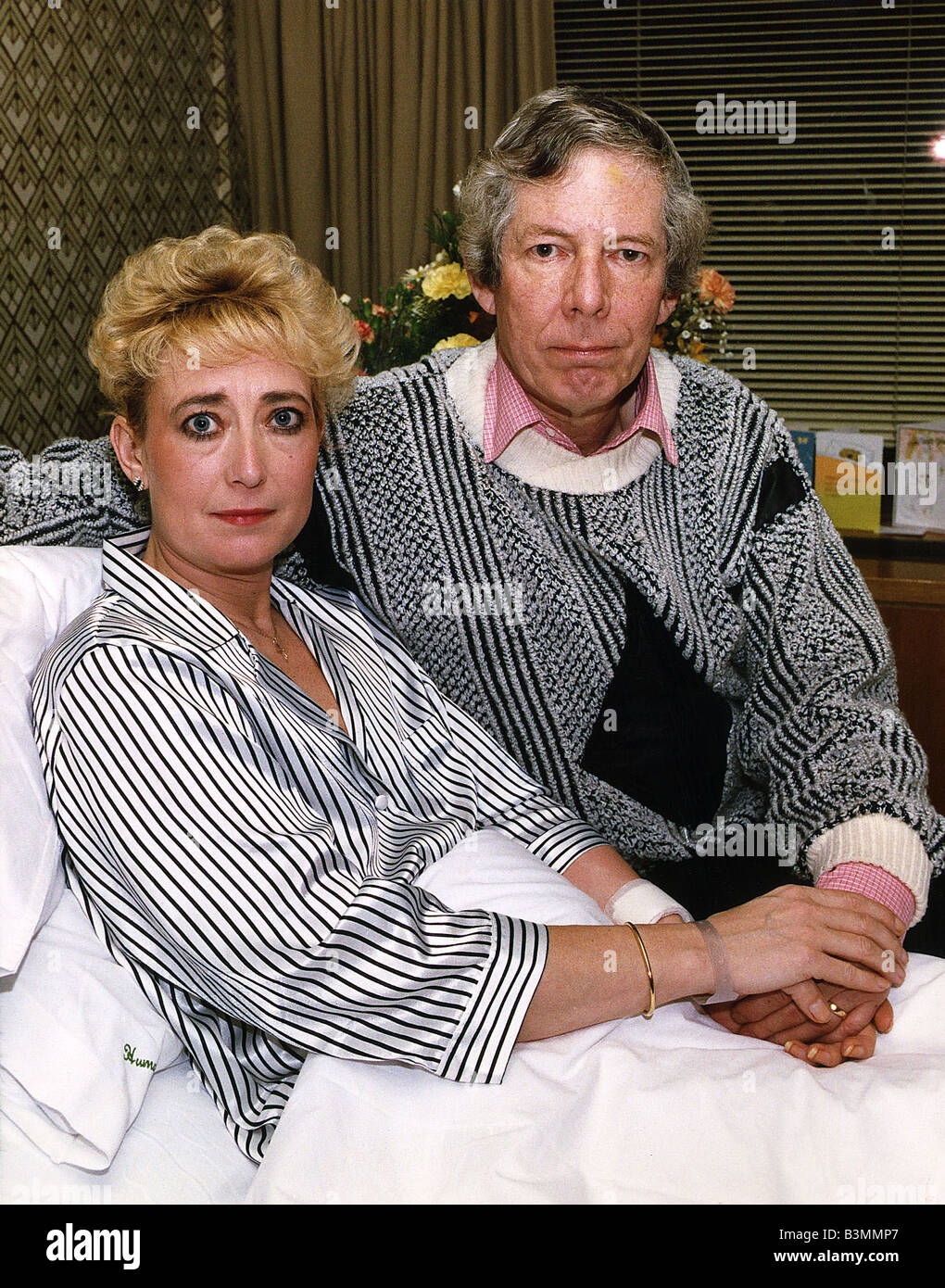 Derek Jameson DJ BBC Radio 2 mostrano il presentatore TV con sua moglie Ellen Petrie all'ospedale Foto Stock