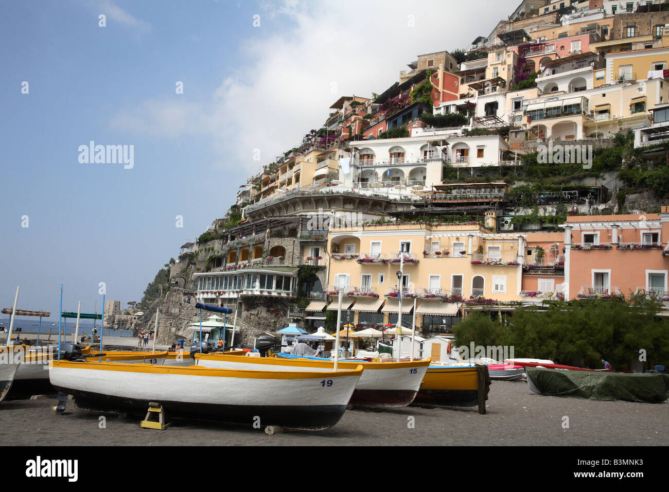 Italia Campania Positano Cliff abbracciando le case arriva fino alla spiaggia di Positano Foto Stock