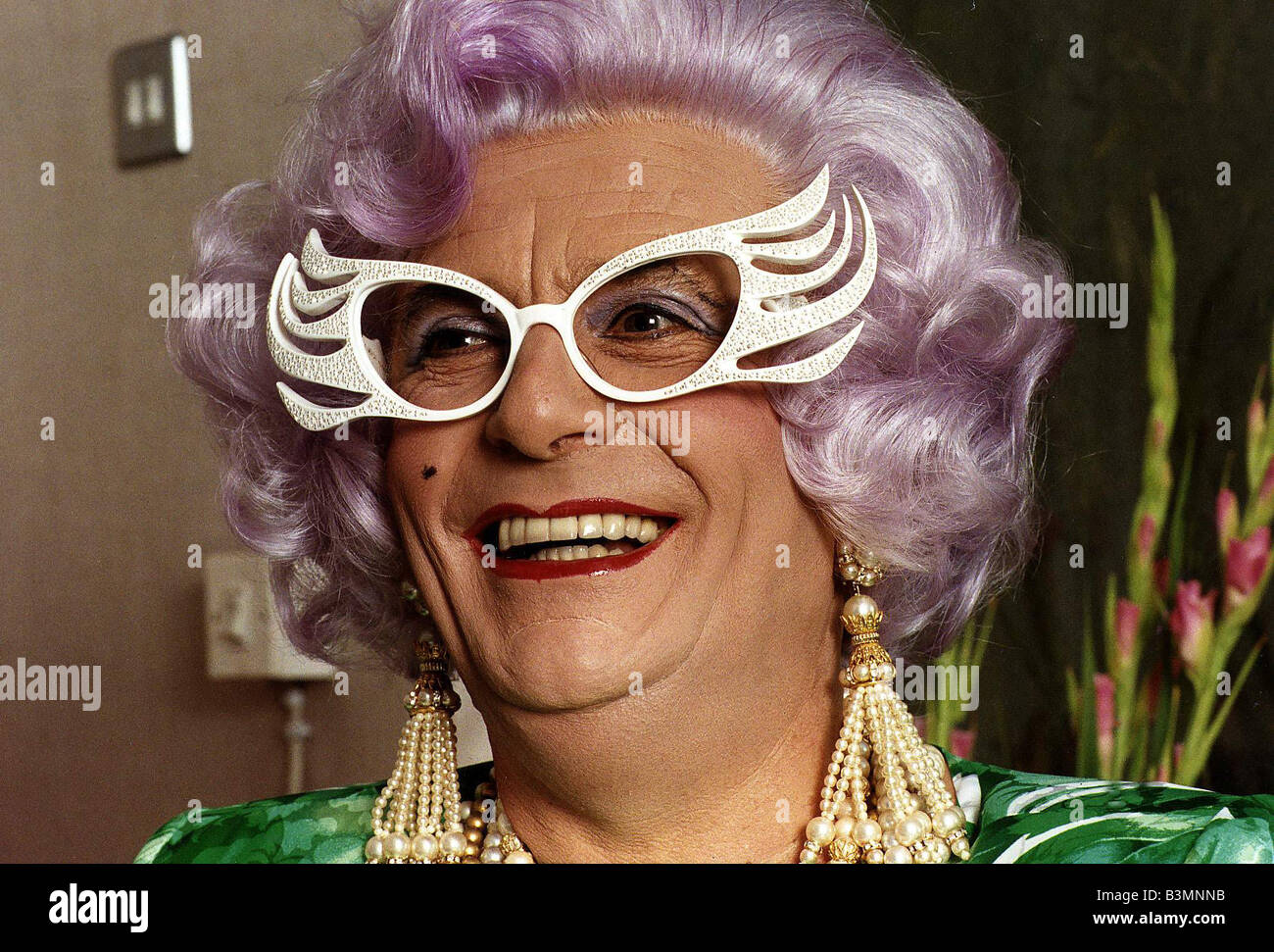 Barry Humphries attore comico e Impersinator femmina come Dame Edna Everage  Dbase Foto stock - Alamy