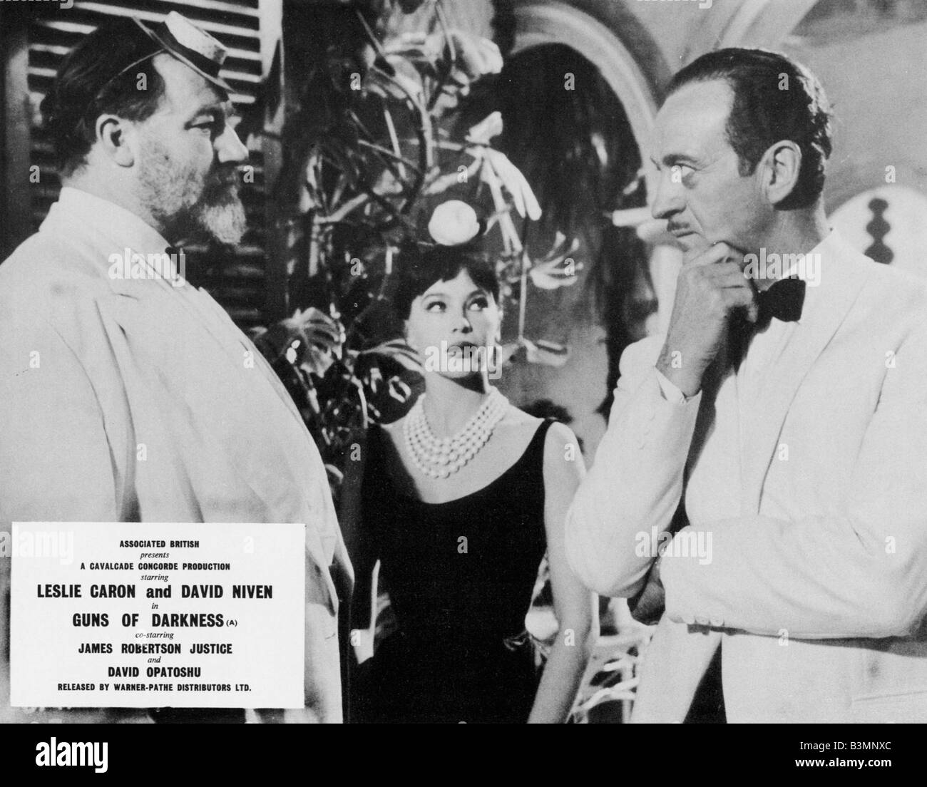 Le pistole di tenebre 1962 ABP film con da l: James Robertson giustizia, Leslie Caron e David Niven Foto Stock