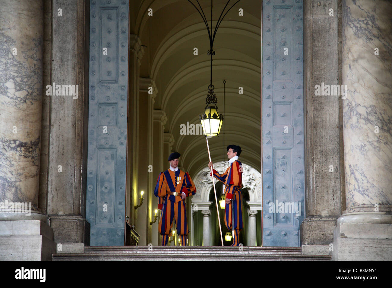 Italia Lazio Roma Vaticano guardie svizzere alla Basilica di San Pietro a Roma Foto Stock