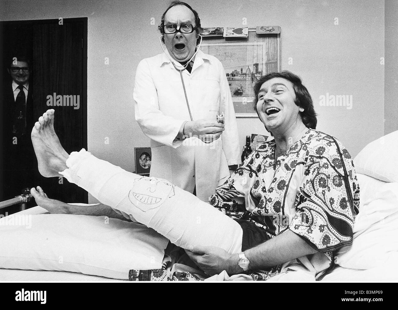 Des O Connor il presentatore TV comico della gamba in cast visitato dal compagno comico amico Eric Morecambe Foto Stock