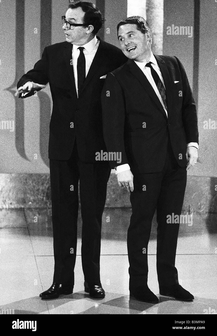 Morecambe e saggio Eric Morecambe comico Ernie Wise comico sul palco durante una routine di commedia mirrorpix Foto Stock