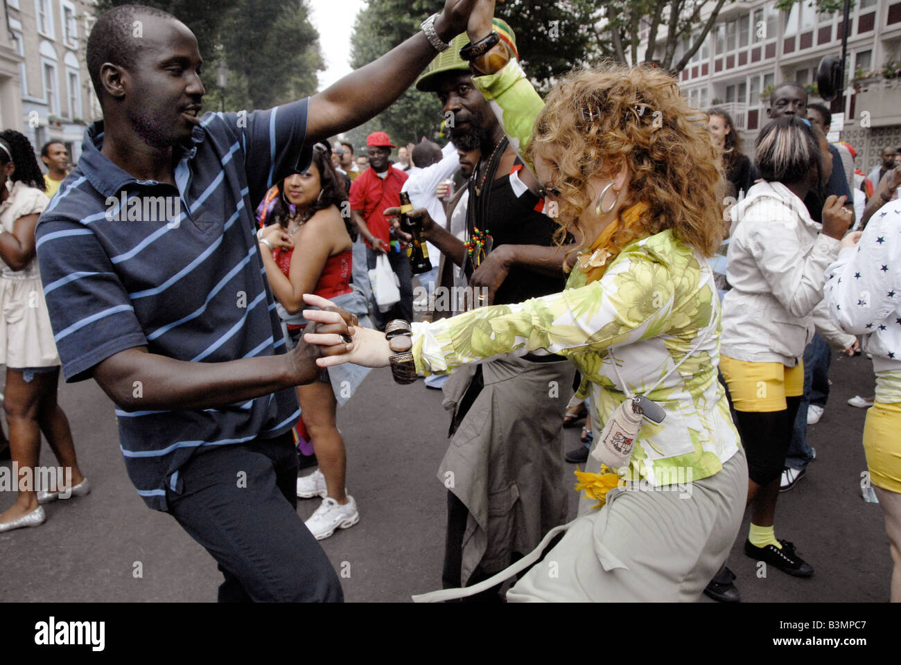 Ballare in strada laterale carnevale di Notting Hill Foto Stock