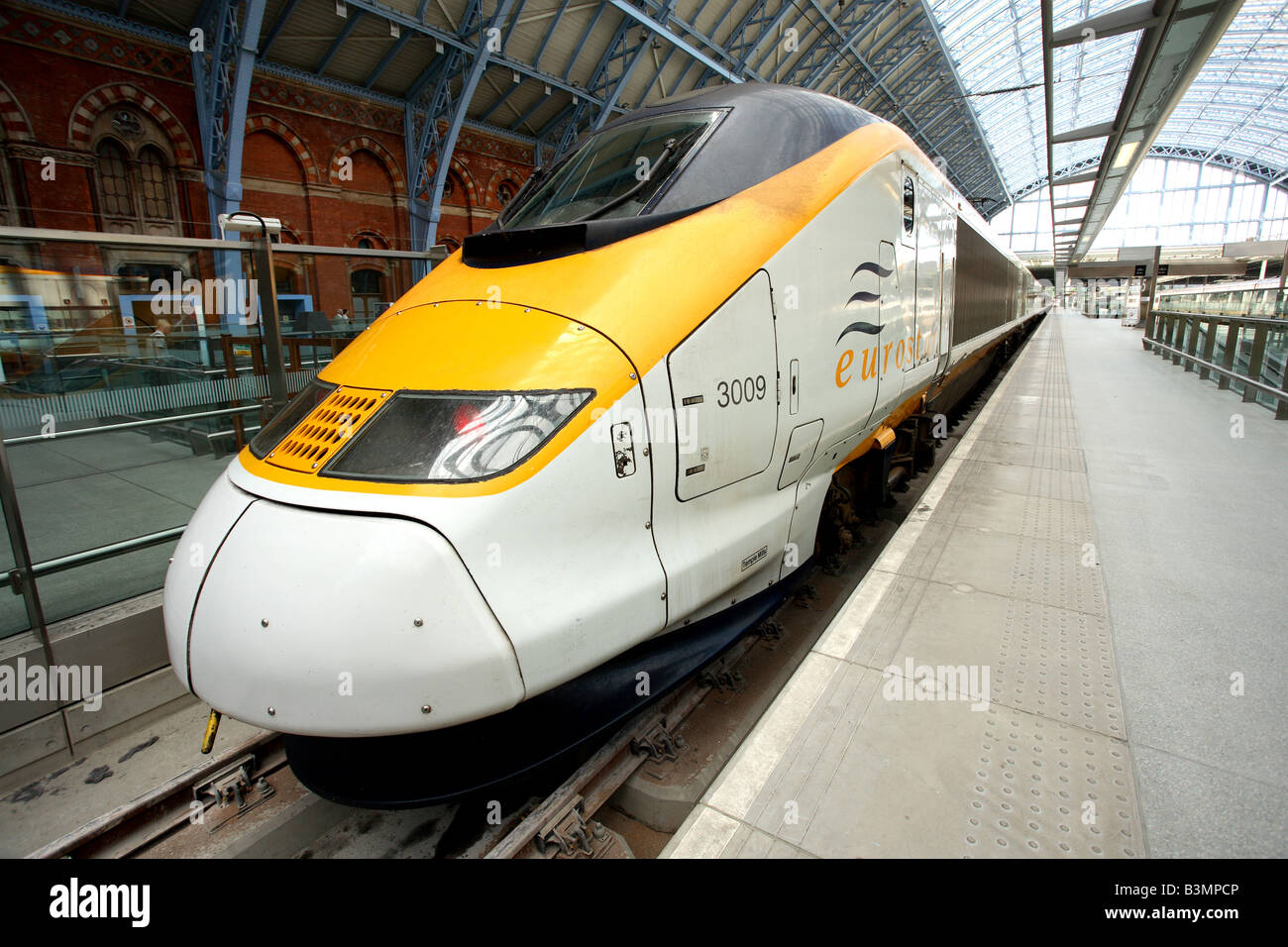 Il treno Eurostar presso il recentemente rinnovato St Pancras International Station di Londra Foto Stock