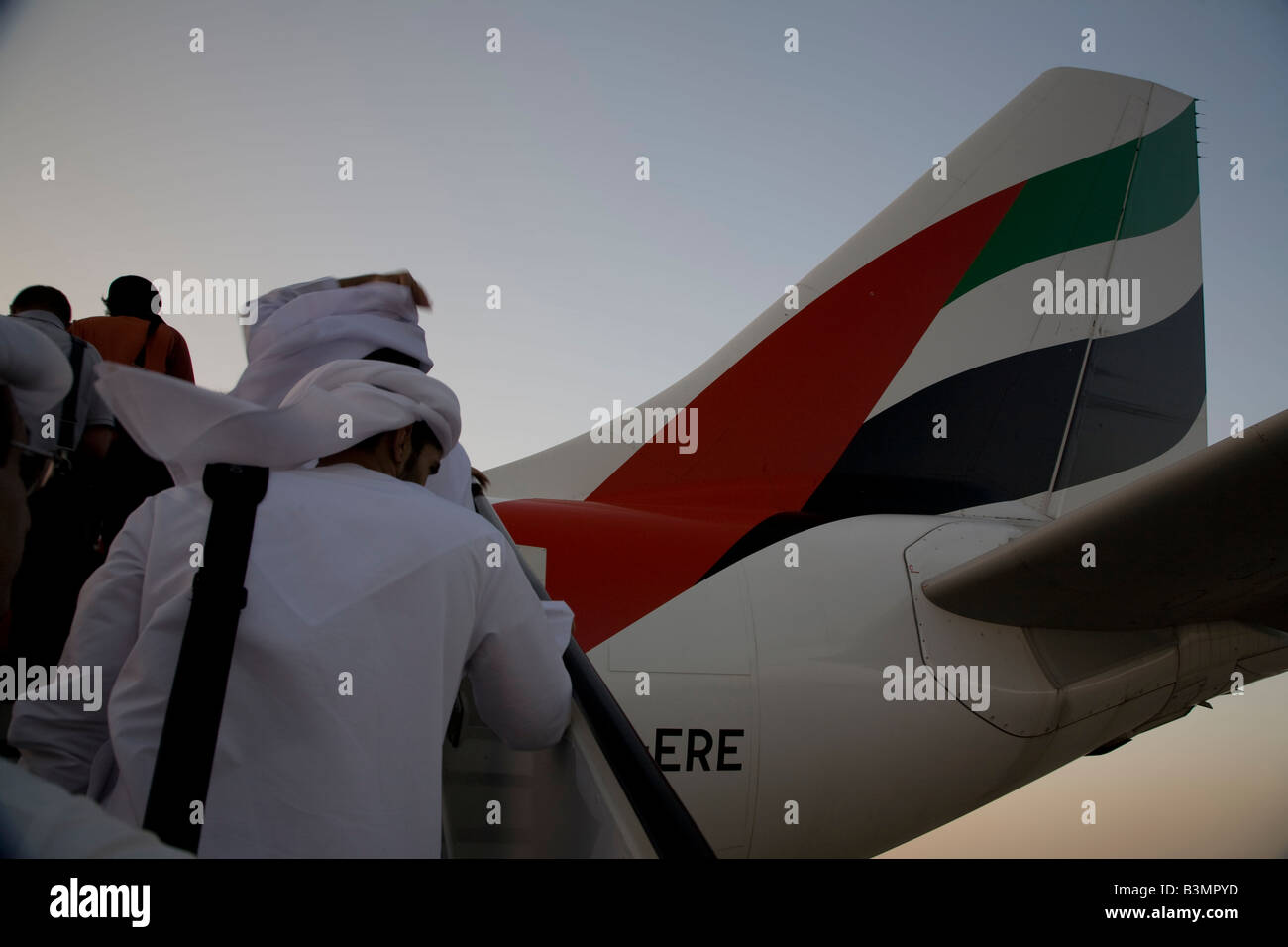 I passeggeri di salire a bordo di una compagnia aerea Emirates aereo presso l'aeroporto internazionale di Dubai e Dubai EMIRATI ARABI UNITI Foto Stock