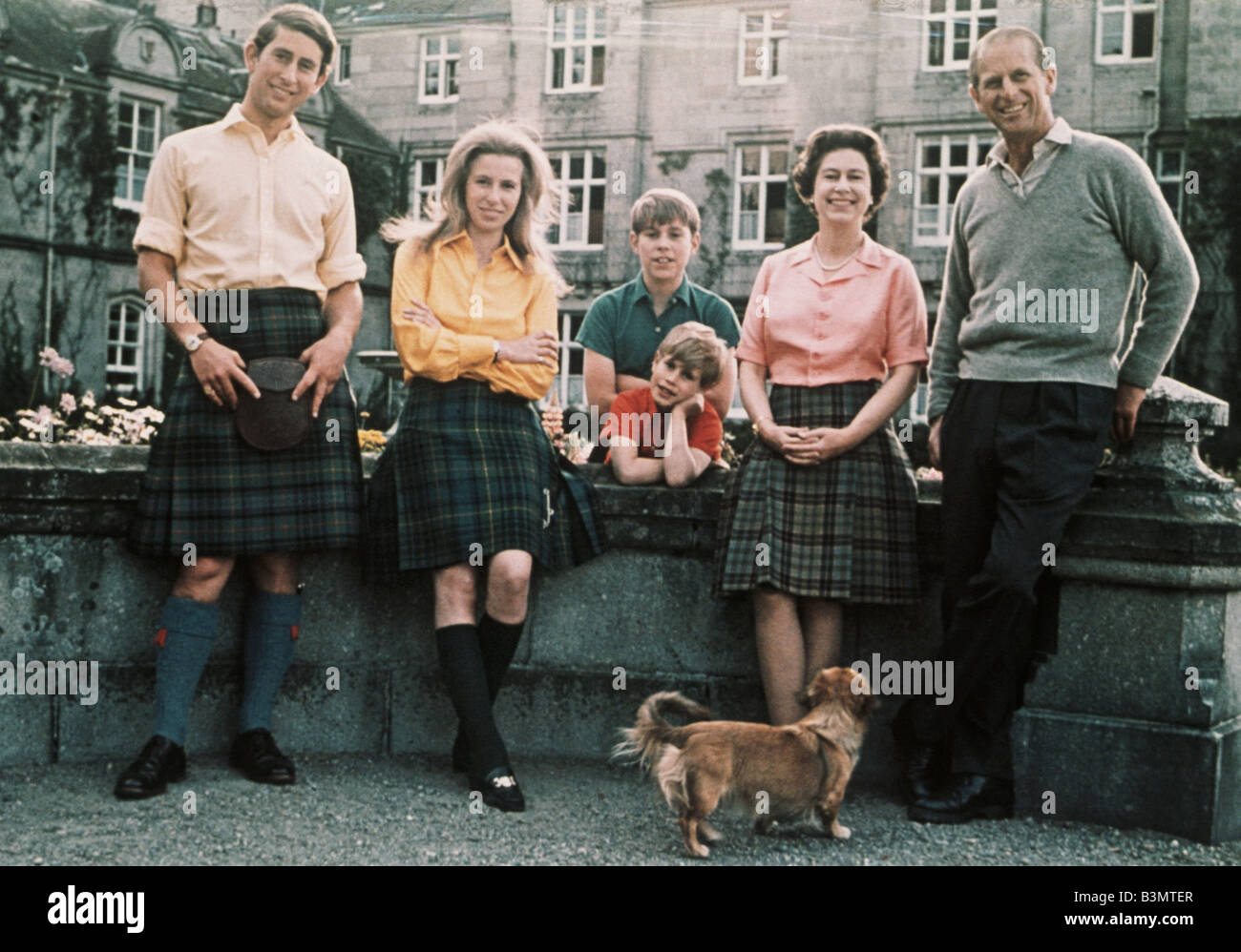 La Regina Elisabetta II a Balmoral con il Principe Carlo,Princess Anne, Prince Edward, il principe Andréj e del Principe Filippo di Balmoral Foto Stock