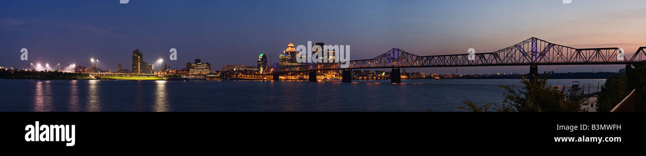 Panorama di Louisville, Kentucky Skyline e il fiume Ohio al crepuscolo Shot da Jeffersonville Indiana Foto Stock