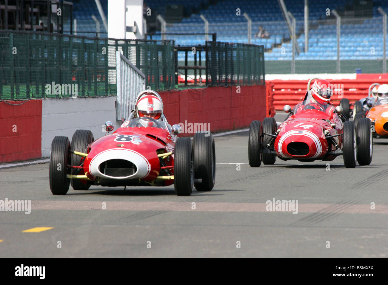 Due red racing cars che attraversa la linea di partenza Foto Stock