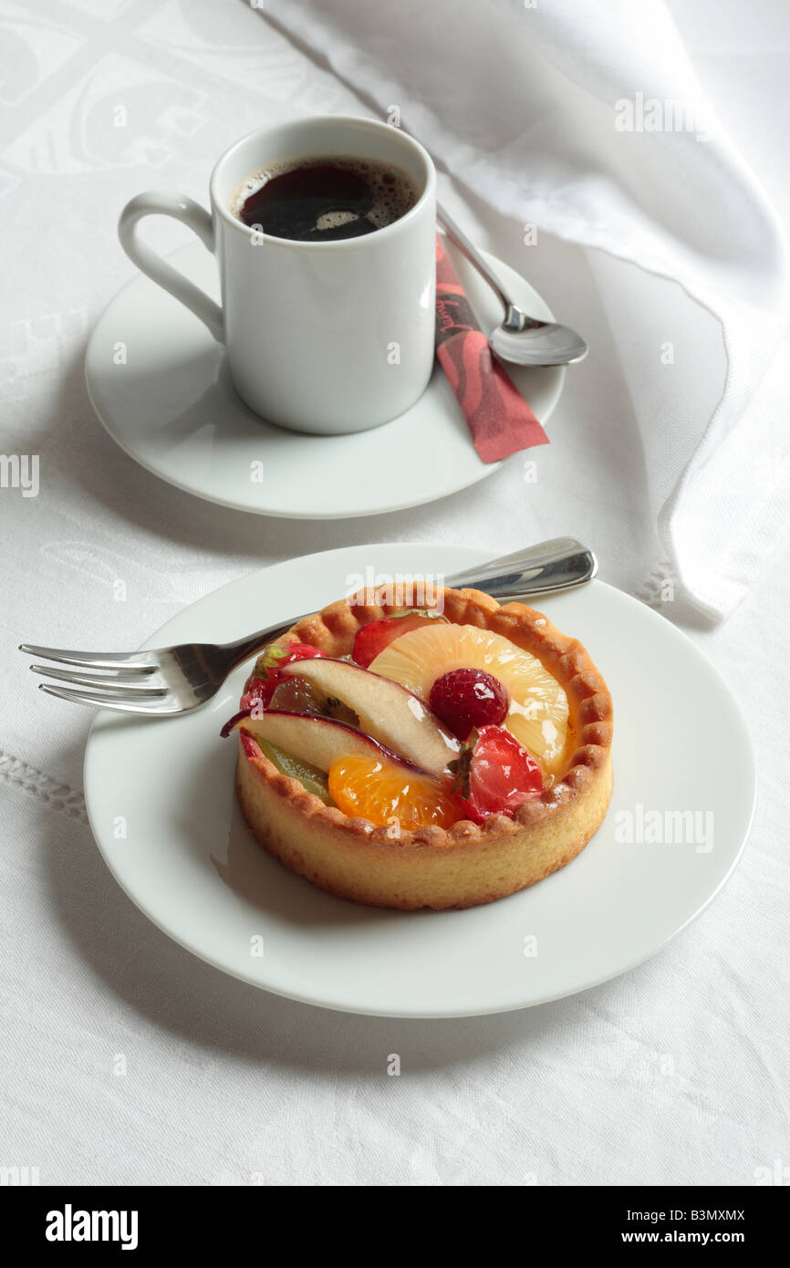 Il francese crostata di frutta e la tazza di caffè Foto Stock