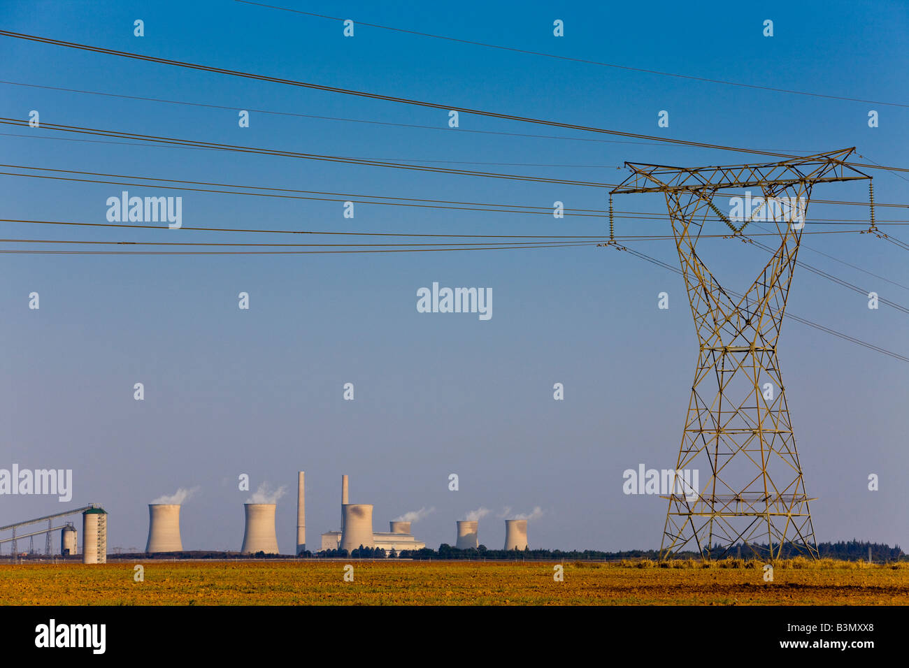 Energia elettrica distribuita attraverso cavi e tralicci di energia elettrica della stazione di alimentazione Foto Stock