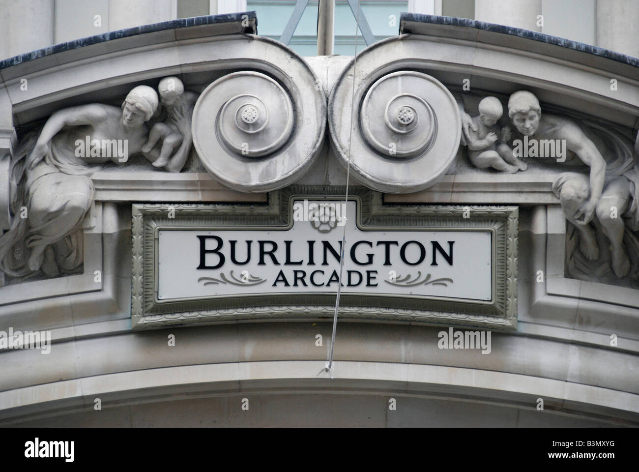 Ornati in muratura in pietra e segno sopra l'ingresso a Burlington Arcade Piccadilly London Inghilterra England Foto Stock