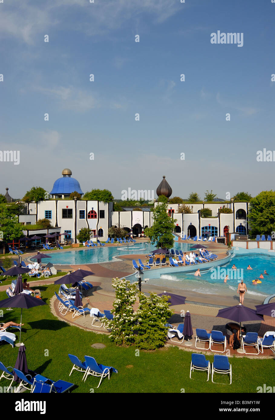 Piscina presso il Rogner Spa Termale e Hotel progettato da Friedensreich Hundertwasser di Bad Blumau Austria Foto Stock