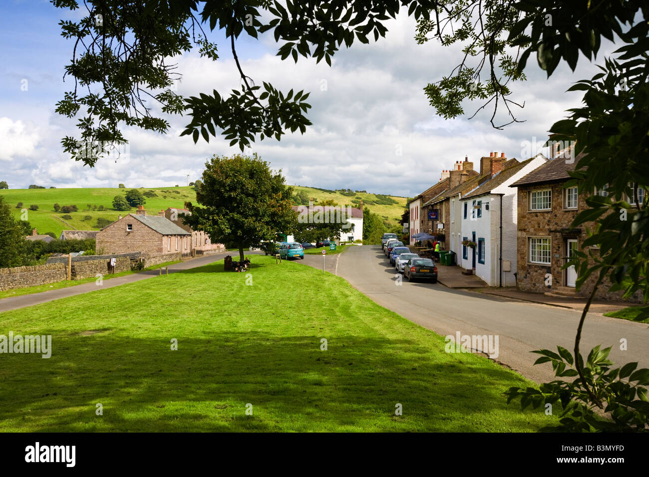 Villaggio Inglese di Hesket Newmarket - la strada principale e il villaggio verde, Lake District, Cumbria, England, Regno Unito Foto Stock