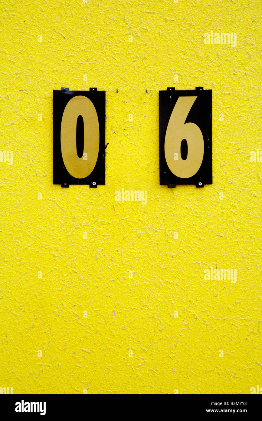 Numero sulla parete gialla Foto Stock