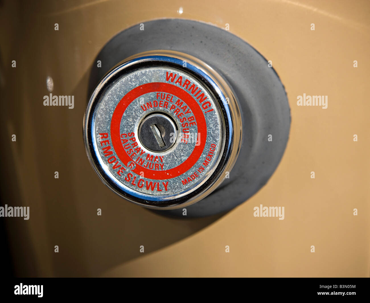 Avvertenza su un tappo del serbatoio di carburante Foto Stock