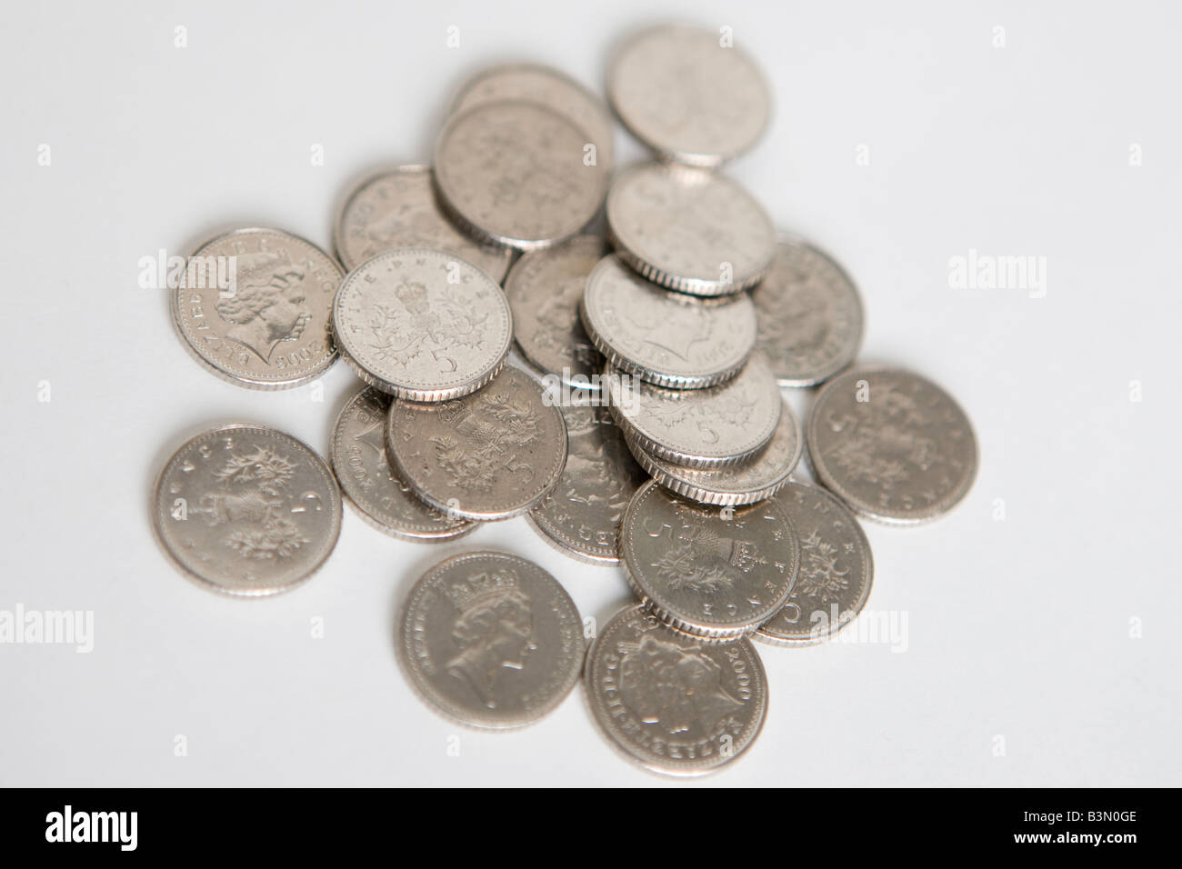 Una pila di 5 pence pezzi Foto Stock