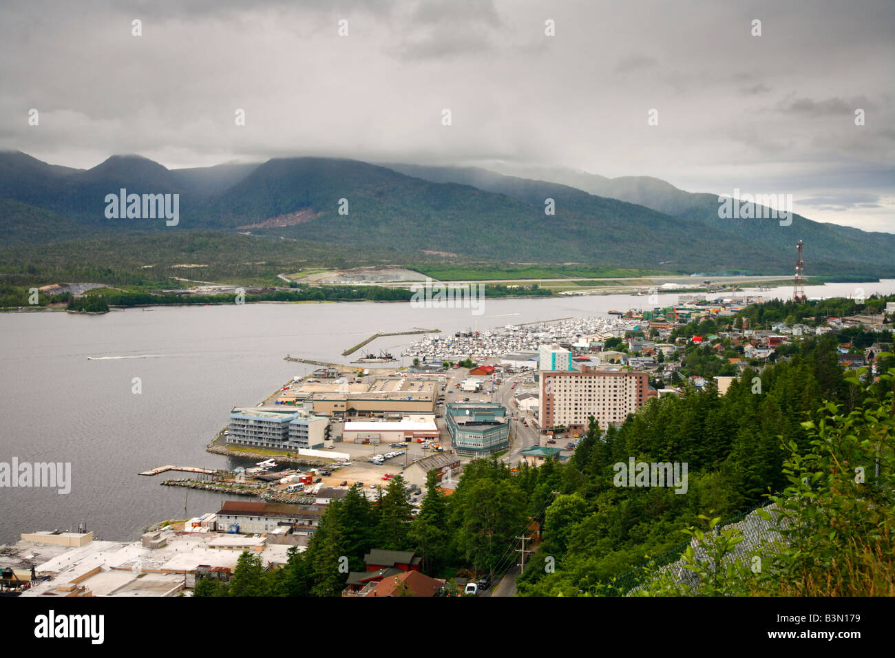 Questo sta cercando da Ketchikan attraverso Tongass si restringe a Gravina isola lo spazio per essere coperto dal famoso Ponte a nulla. Foto Stock