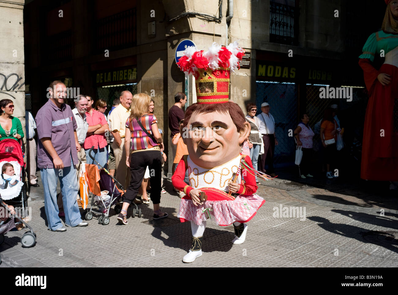 La folla guarda un 'Grande testa' durante Aste Nagusia fiesta parade di Bilbao Città Vecchia Foto Stock