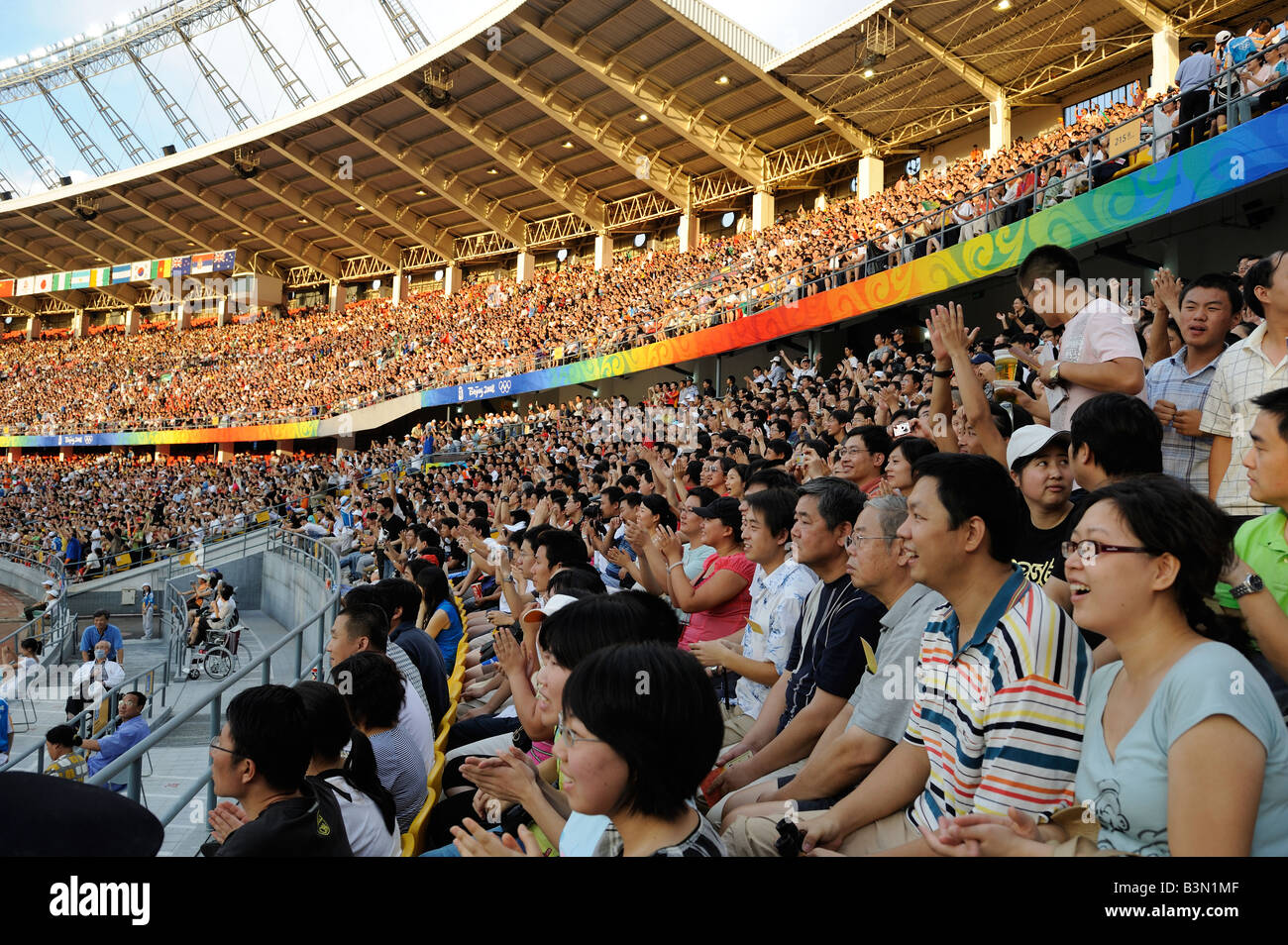 Gli spettatori cinesi guardare una partita di calcio ai giochi olimpici di Pechino 2008.16-Aug-2008 Foto Stock