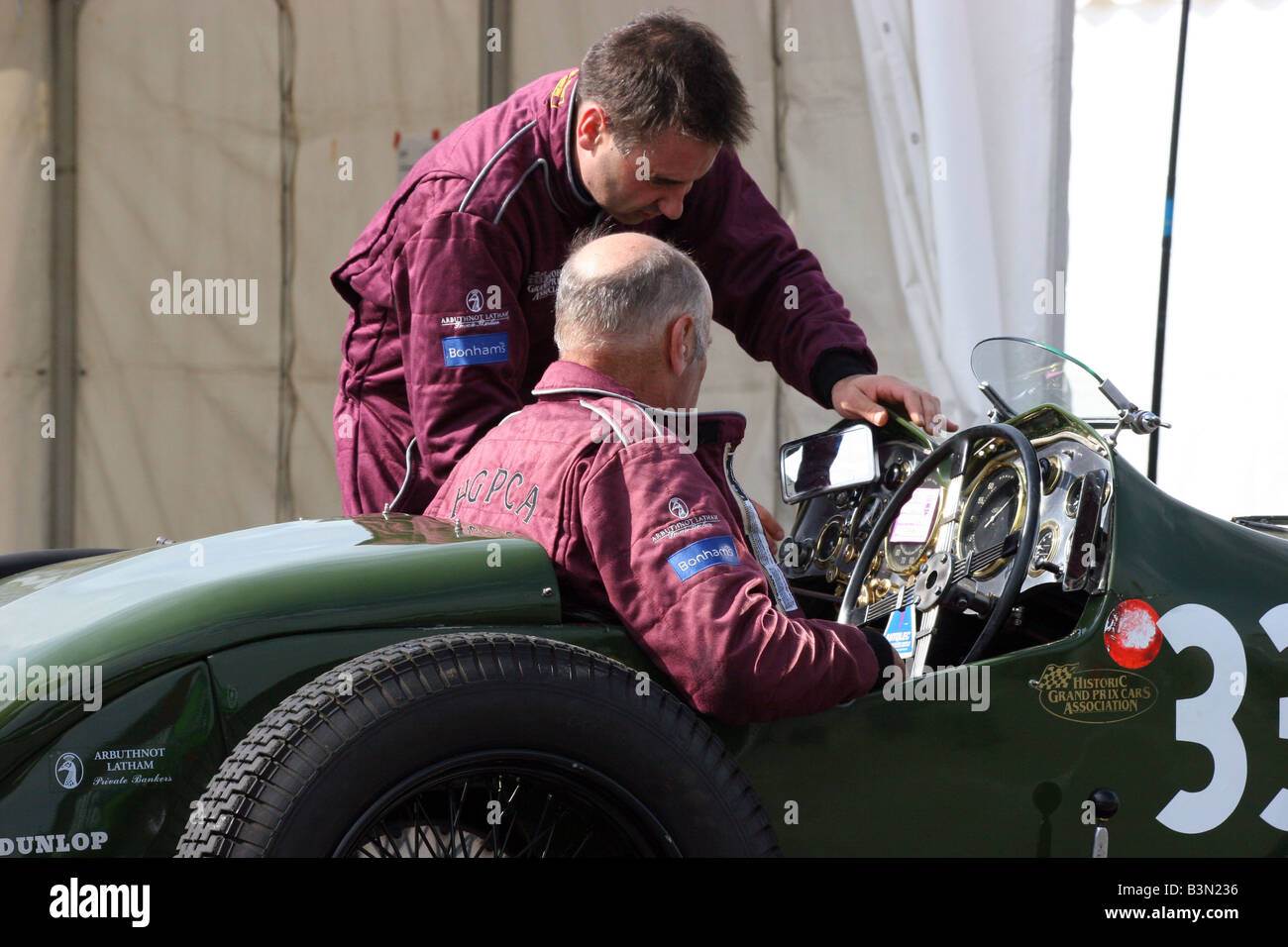 Driver in un clssic racing auto in pit lane Foto Stock