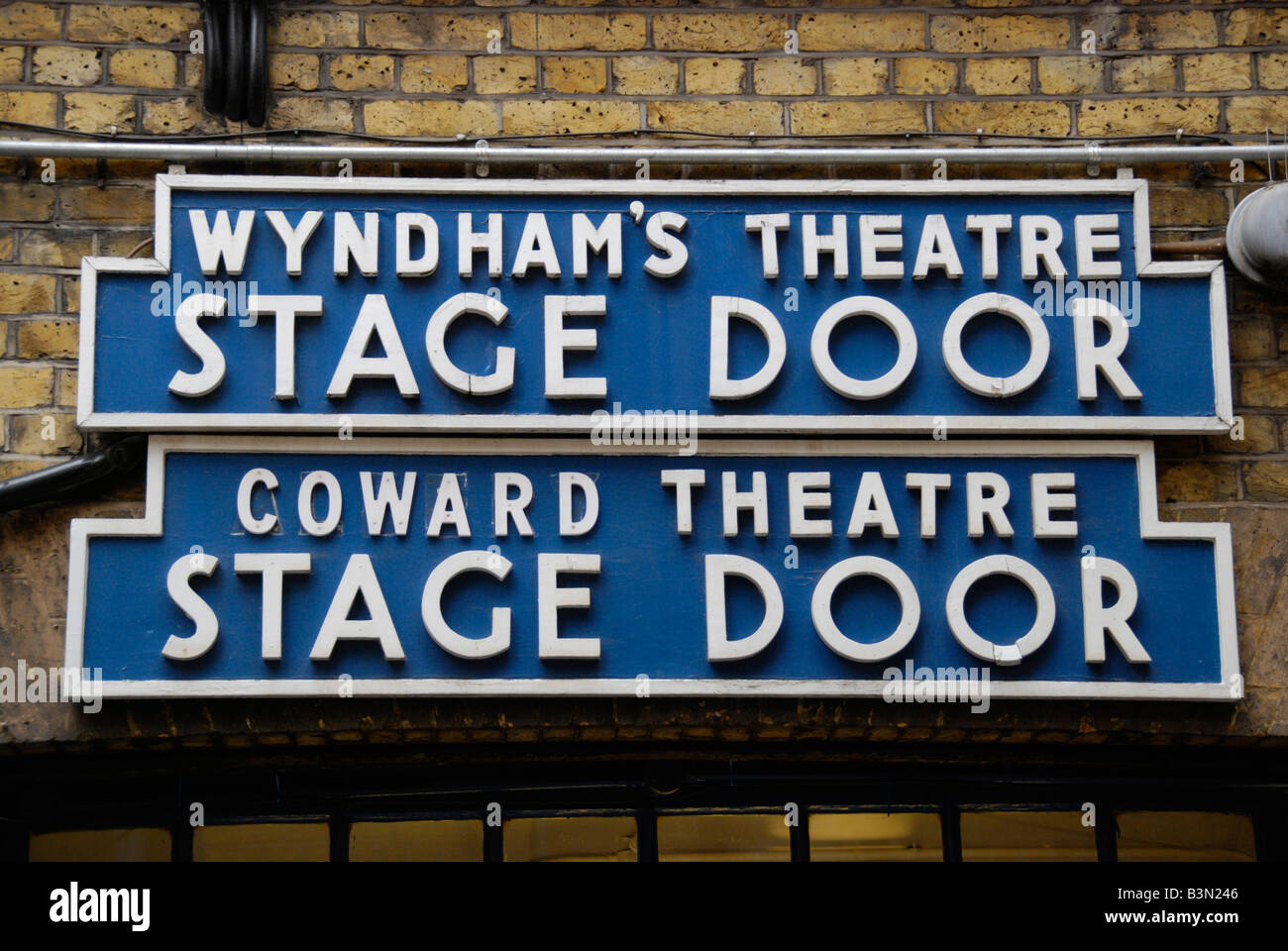 Stadio di segno della porta al di fuori del Wyndham's e vigliacco teatri di West End di Londra Foto Stock