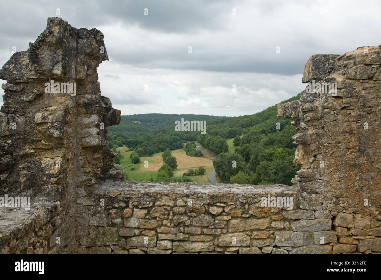Vista da merli di Bonaguil Chateau Francia Foto Stock