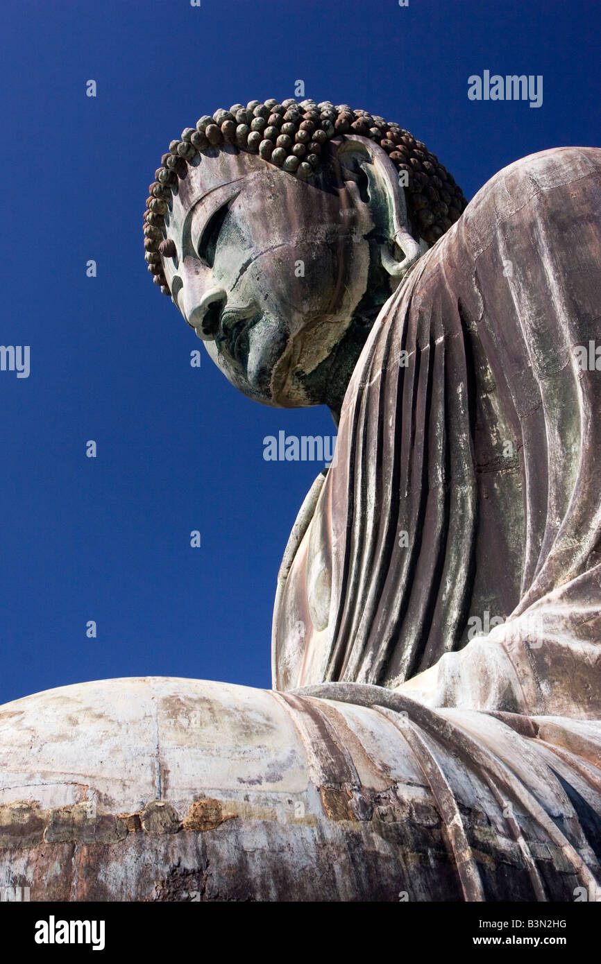 La grande statua del Buddha al Kotoku nel tempio di Kamakura, Giappone. Foto Stock